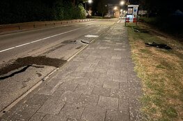 Auto vliegt uit de bocht in Enkhuizen