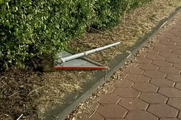 Auto vliegt uit de bocht in Enkhuizen