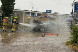 Auto in brand vlak voor station Bovenkarspel
