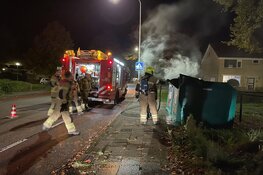 Kledingcontainer in brand in Enkhuizen