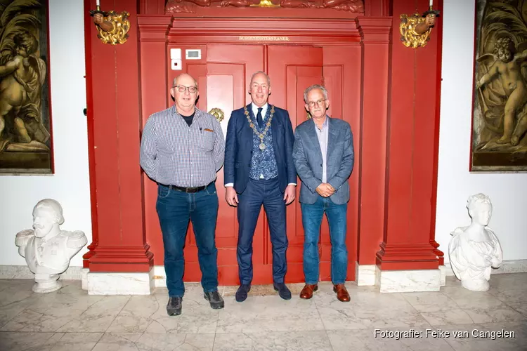 Oorlogsgravenstichting bedankt Consul van de gemeente Enkhuizen met zilveren erespeld