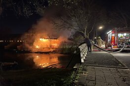 Grote brand naast woning in Enkhuizen