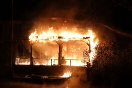 Grote brand naast woning in Enkhuizen