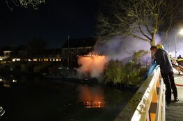 Grote brand naast woning in Enkhuizen