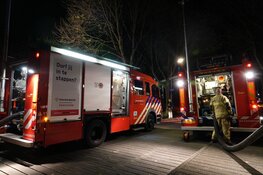 Grote brand naast woning in Enkhuizen
