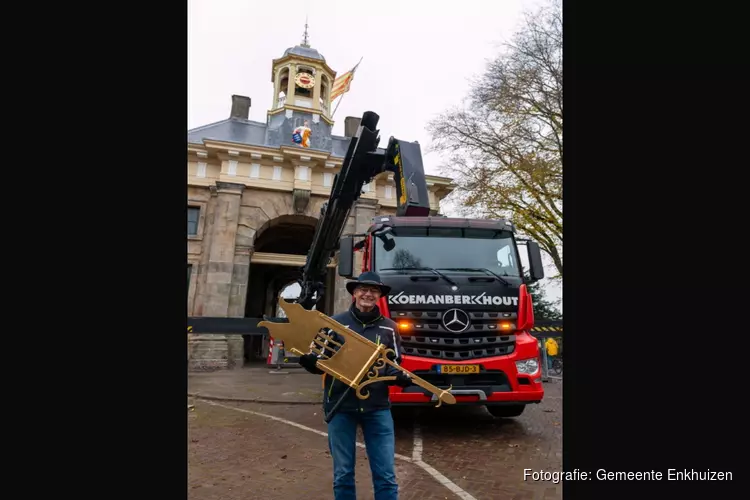 Restauratie Koepoort: windvaan weer terug geplaatst