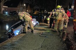 Auto te water in Enkhuizen, niemand aangetroffen