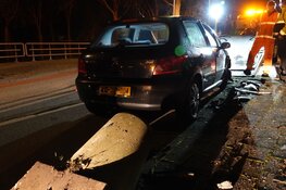 Auto tegen betonnen paal gereden in Bovenkarspel