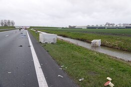 Plastic kuubskisten op de Westfrisiaweg bij Hoogkarspel