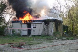 Brand op voormalige camping in Enkhuizen