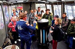 Museum schip Halve Maen verwelkomt de eerste groepen scholieren in Enkhuizen