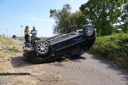 Auto op de kop in Venhuizen na uitwijken voor andere auto