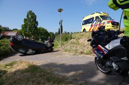 Auto op de kop in Venhuizen na uitwijken voor andere auto