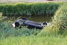 Auto op de kop in de sloot in Enkhuizen