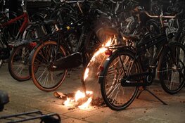 Fiets in brand bij station Enkhuizen