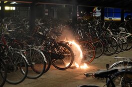 Fiets in brand bij station Enkhuizen