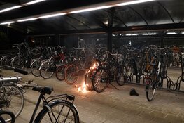 Fiets in brand bij station Enkhuizen