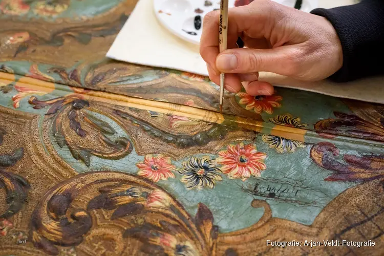 Enkhuizer samenwerking met Rijksmuseum rond goudleerbehang