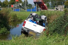 Pick-up van schoonmaakbedrijf vast in water bij Speeleiland Enkhuizen