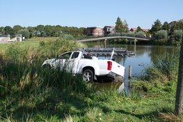 Pick-up van schoonmaakbedrijf vast in water bij Speeleiland Enkhuizen
