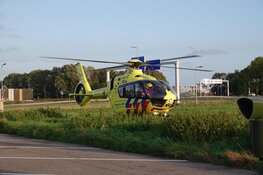 Fietser met spoed naar het ziekenhuis na aanrijding in Enkhuizen
