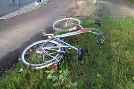 Fietser met spoed naar het ziekenhuis na aanrijding in Enkhuizen