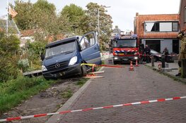 Bestelbus bijna te water in Enkhuizen