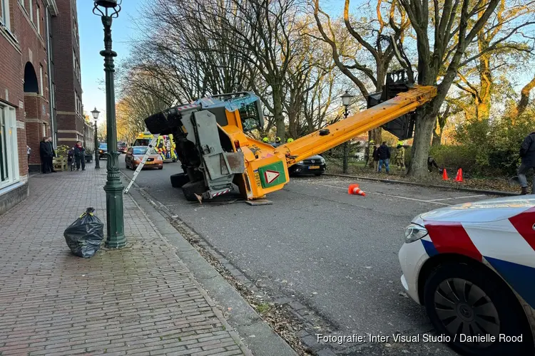 Hoogwerker valt om in Enkhuizen