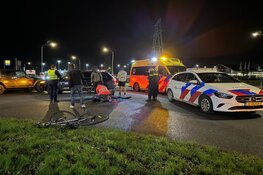 Bestelbus en fietser in botsing in Enkhuizen