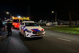 Bestelbus en fietser in botsing in Enkhuizen