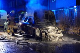 Auto in brand opgegaan op de Dirk Wieringastraat in Enkhuizen