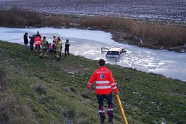 Automobilist rijdt Zuiderdijk af en belandt in ijskoude sloot