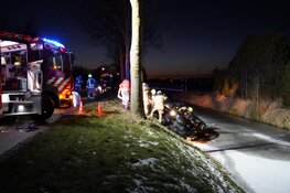 Auto te water in Hoogkarspel, bestuurster gewond