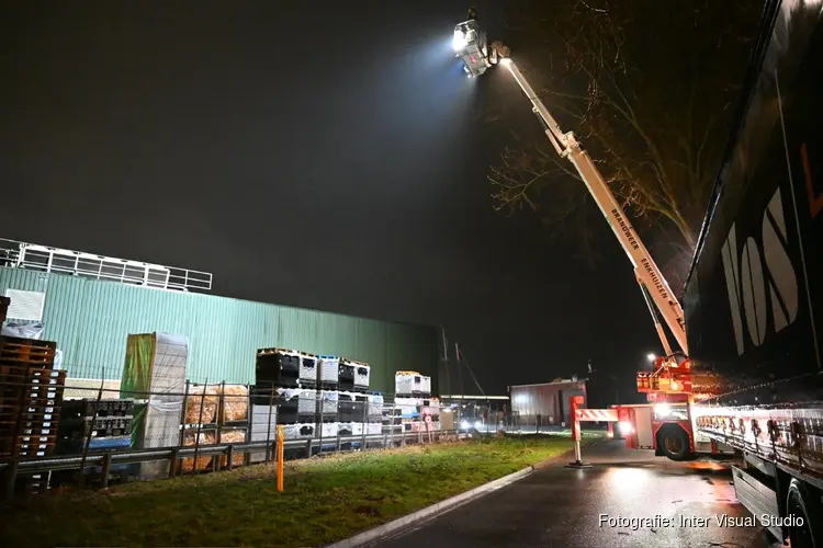 Brandweer probeert hoogspanningsruimte te blussen bij bedrijf in Enkhuizen