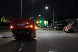 Auto over de kop bij ongeval in Grootebroek