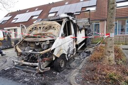 Bestelbus met witgoed in brand en twee auto's lopen schade op in Enkhuizen