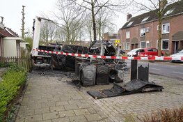 Bestelbus met witgoed in brand en twee auto's lopen schade op in Enkhuizen