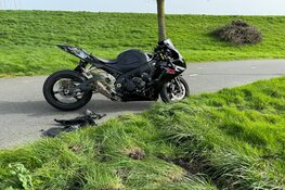 Motorrijder vliegt uit de bocht in Enkhuizen