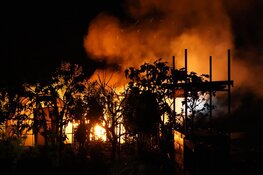 Oranje gloed blijkt brand in kas te Enkhuizen