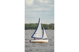 Golfende grootvaders doneren zeilboot voor kinderen met een beperking