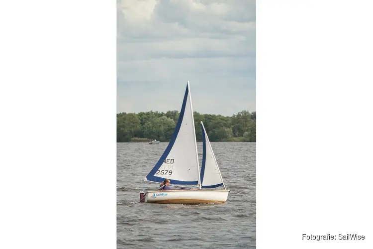Golfende grootvaders doneren zeilboot voor kinderen met een beperking
