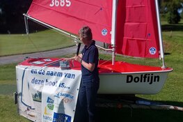 Golfende grootvaders schenken zeilboot aan kinderen met een beperking