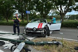 Veel schade bij eenzijdig ongeval op Westeinde in Enkhuizen