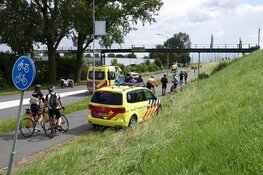 Wielrenner raakt gewond bij val Enkhuizen, traumahelikopter ter plaatse