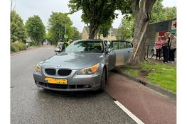 Automobilist rijdt auto total loss in Enkhuizen