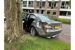 Automobilist rijdt auto total loss in Enkhuizen