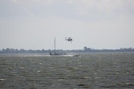 Zoekactie op Markermeer gestaakt, één persoon gered