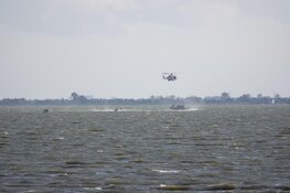 Zoekactie op Markermeer gestaakt, één persoon gered