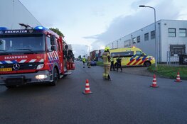Automobilist rijdt tegen boom in Enkhuizen
