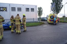 Automobilist rijdt tegen boom in Enkhuizen